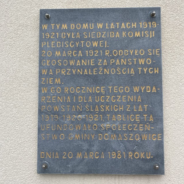 Tablica w Domaszowicach upamiętniająca 60 - tą rocznicę powstania Komisji Plebiscytowej i powstania śląskie