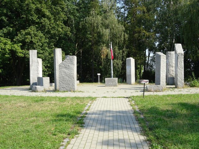 Pomnik w Grodkowie upamiętniający różne wydarzenia historyczne XX w.