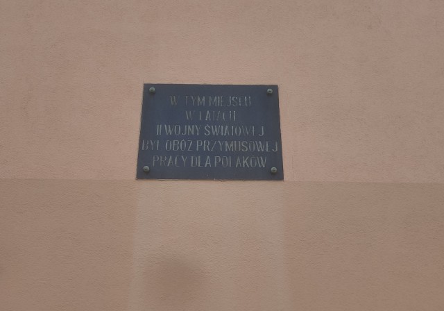 Tablica upamiętniająca istnienie obozu pracy przymusowej w Kietrzu