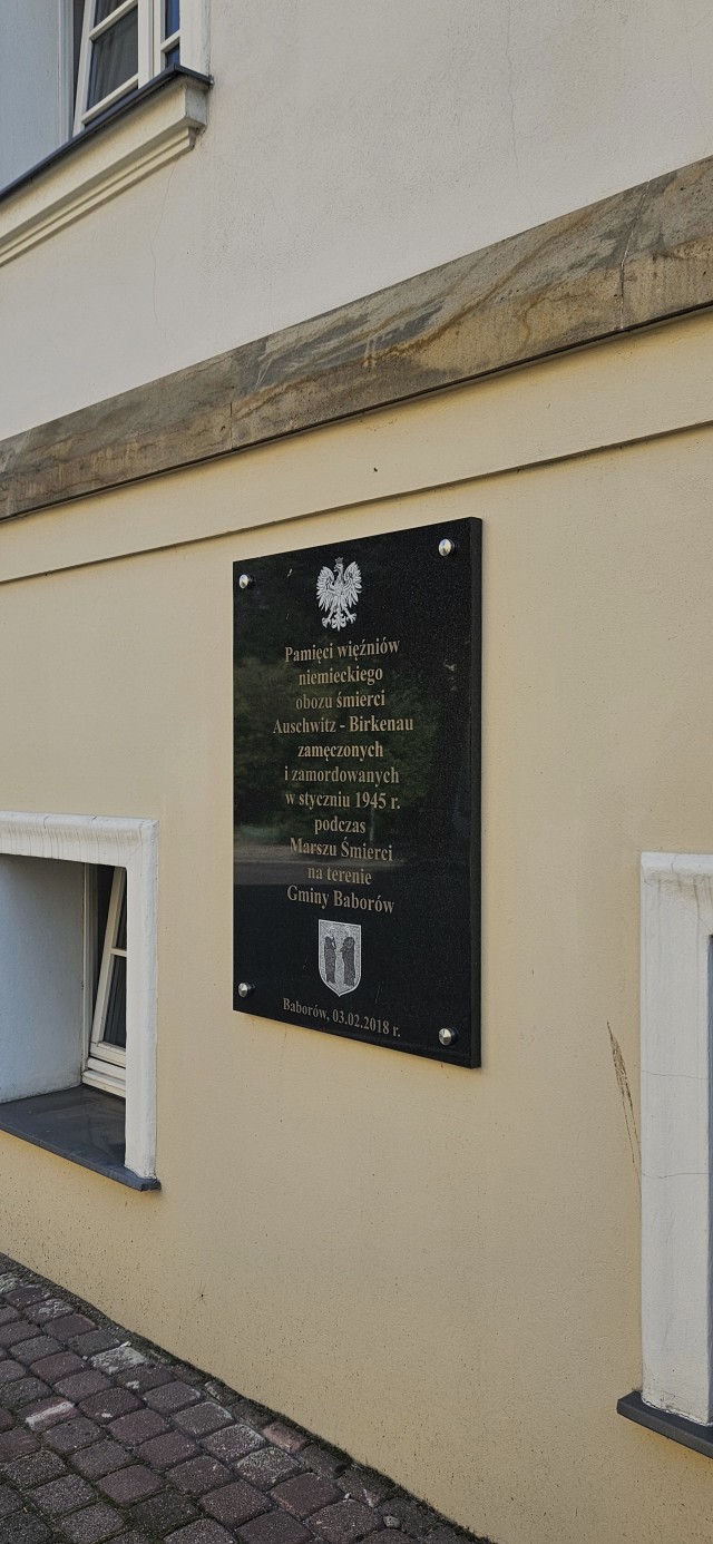 Tablica w Baborowie upamiętniająca więźniów obozu koncentracyjnego Auschwitz