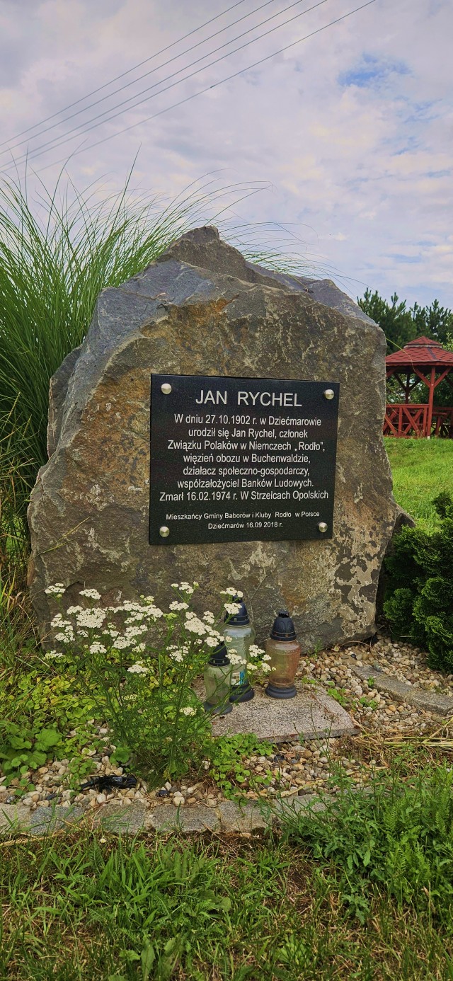 Obelisk w Dziećmarowie upamiętniający Jana Rychla