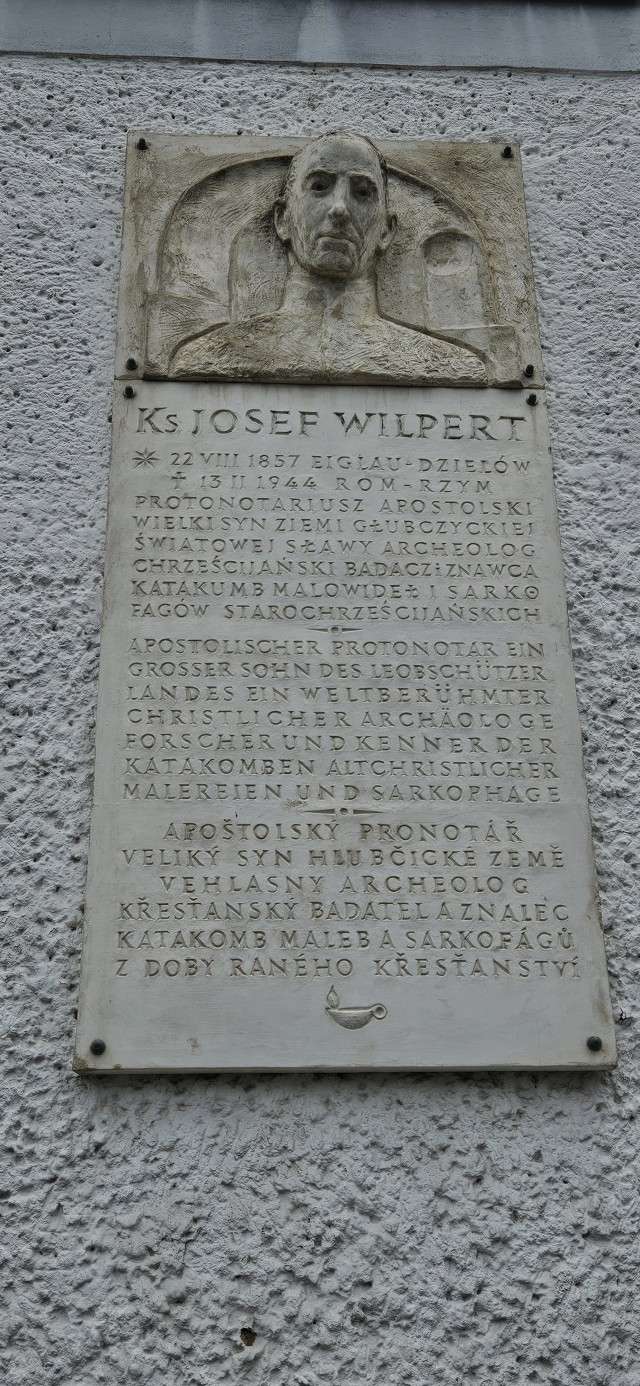 Tablica w Dziećmarowie upamiętniająca Josefa Wilperta