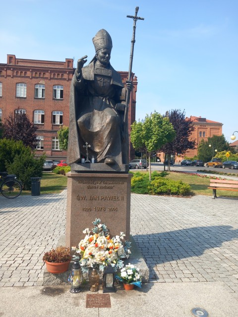 Obelisk w Głubczycach upamiętniający Jana Pawła II