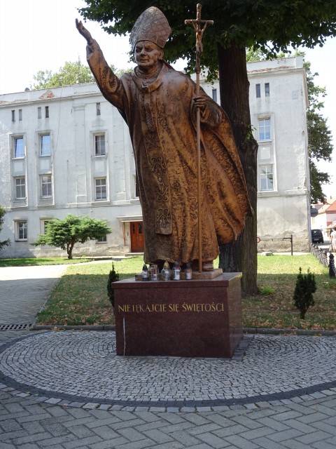 Obelisk w Grodkowie upamiętniający Jana Pawła II 