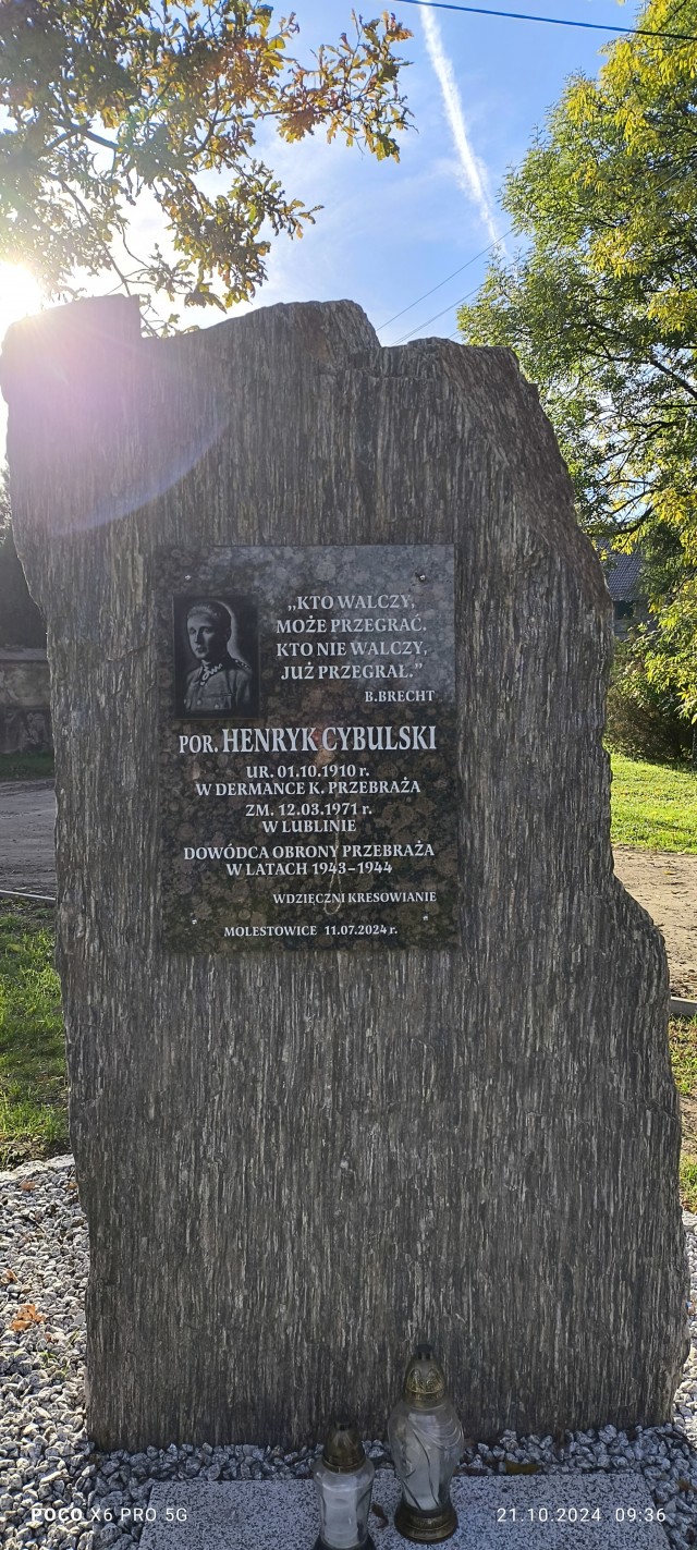 Głaz w Molestowicach upamiętniający porucznika Henryka Cybulskiego