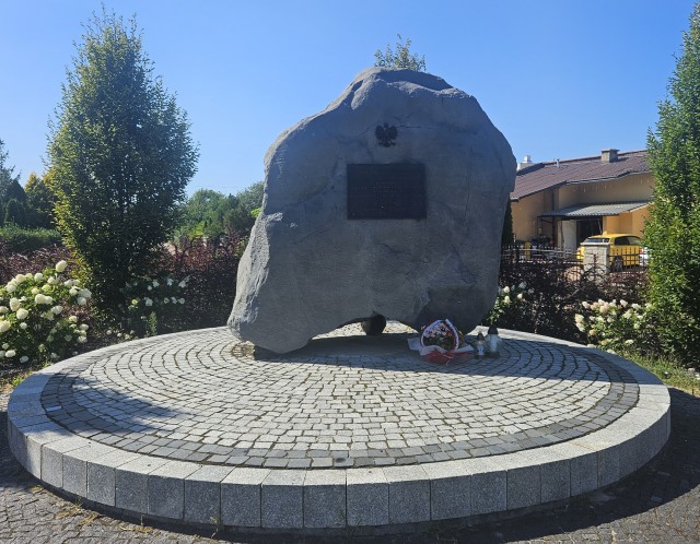Głaz w Niemodlinie upamiętniający bohaterów poległych  w walce o wolność i niepodległość Ojczyzny