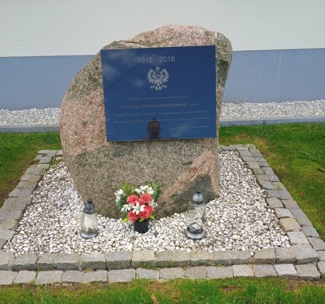 Głaz w m. Jankowice Wielkie upamiętniający 100 rocznicę odzyskania niepodległości