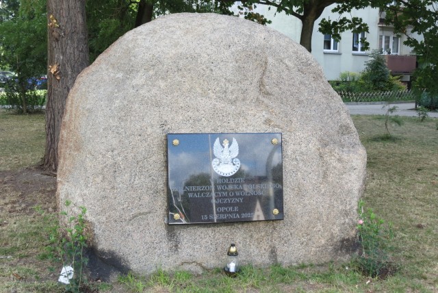 Głaz w Opolu upamiętniający żołnierzy Wojska Polskiego walczących o wolność Ojczyzny