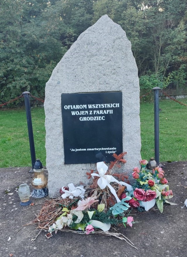 Głaz w Grodźcu ofiar wojen z Parafii Grodziec